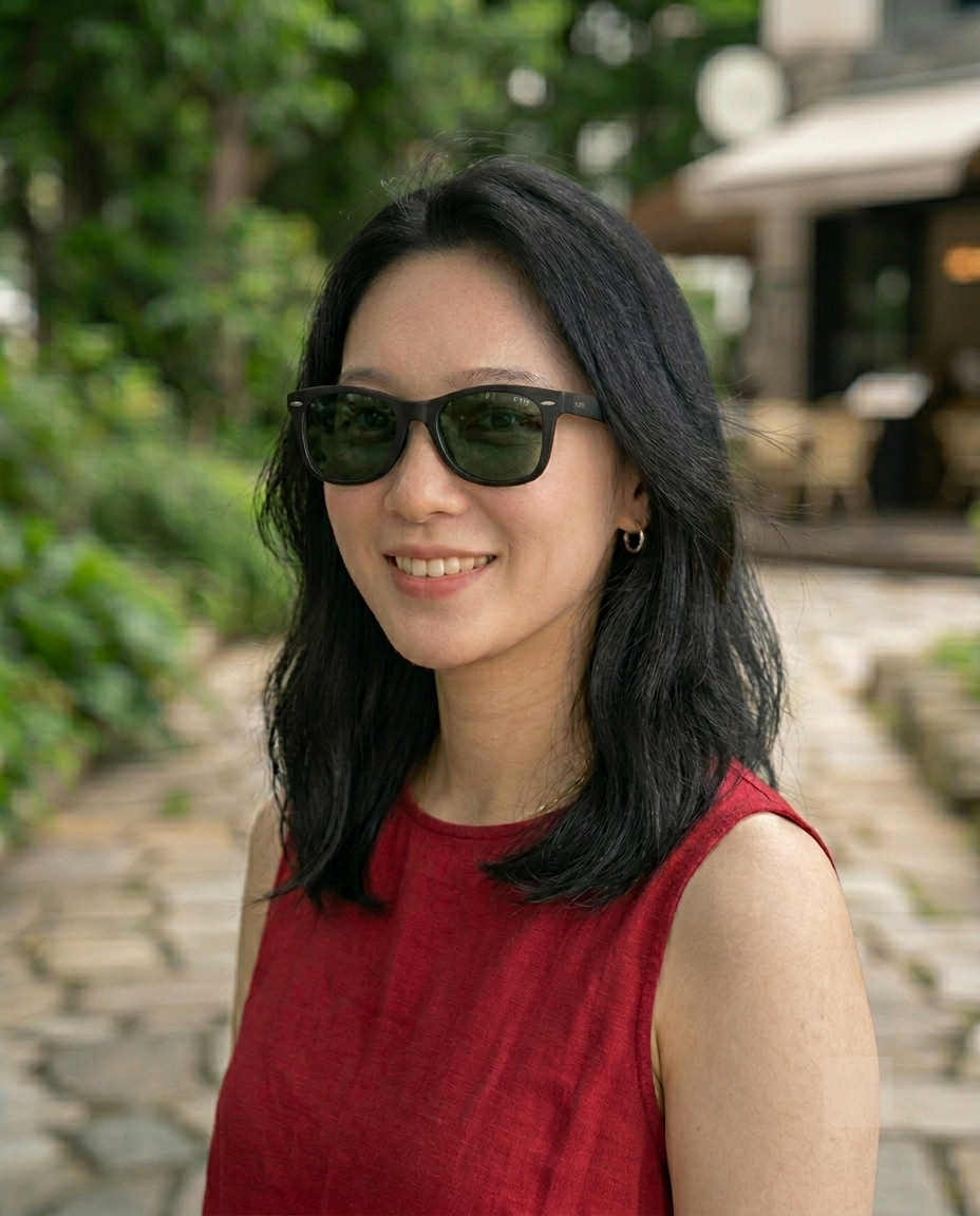 EYRA NARO – Black with G‑15 Green Polarized Lenses on Emily